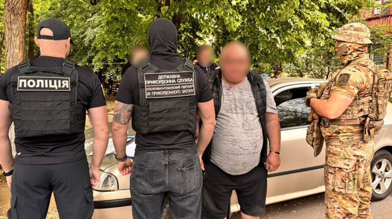За 9 тисяч доларів пропонував дістатися кордону з Молдовою: на Одещині викрили схему