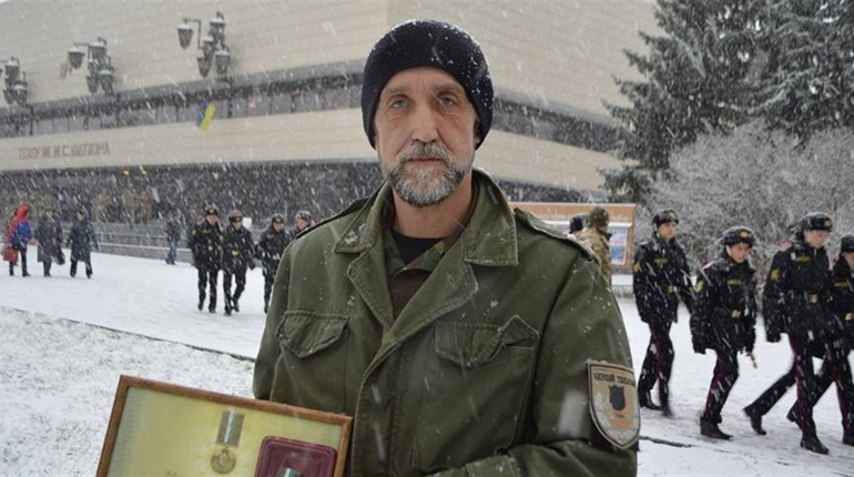Приз – лисички, зібрані воїном. Друзі Юрія Коваленка проводять лотерею для підрозділу науковця