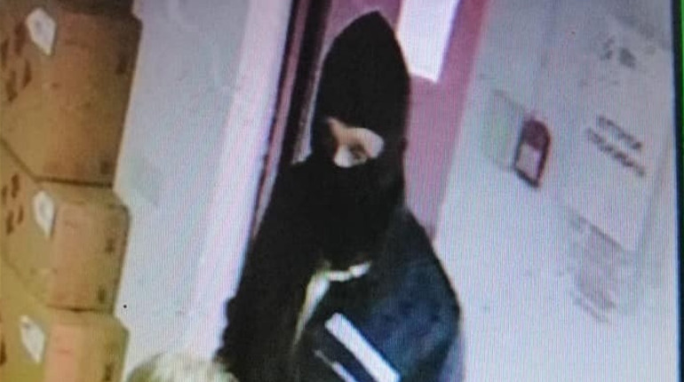 Відео: в НАТІ Біляївського району на "Нову пошту" напав озброєний злочинець. Його розшукують