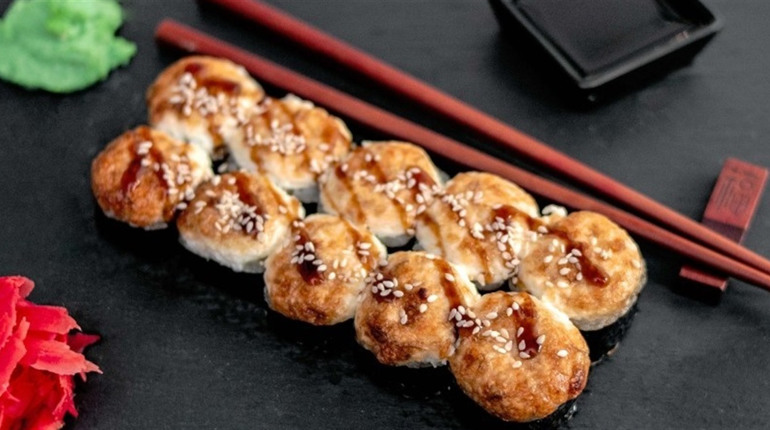 Як готують запечені суші?