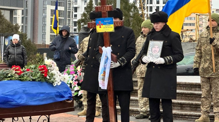 Південне знову в скорботі: в останню путь провели військового Ігоря Марківського (ФОТО)