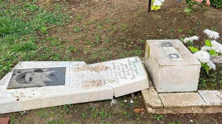 У Біляївці на кладовищі підлітки зламали пам’ятники: родина постраждалих просить розголосу