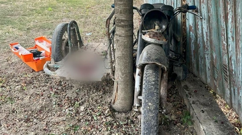 На Одещині мотоцикліст вʼїхав у дерево і паркан: постраждала дитина
