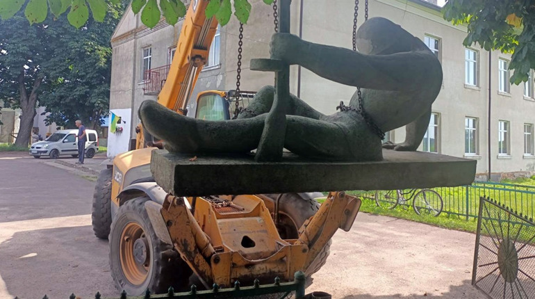 «Пам'ятникопад» монументальної пропаганди ворога у Червоноградському районі продовжується