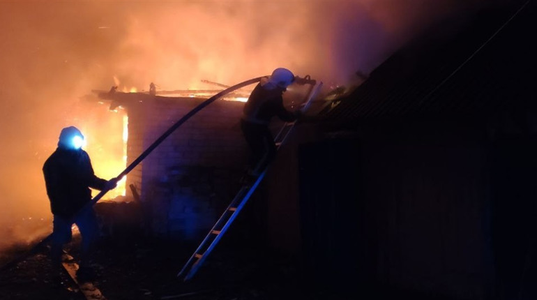 Дві пожежі через грозовицю. Злива та затоплені вулиці на Менщині