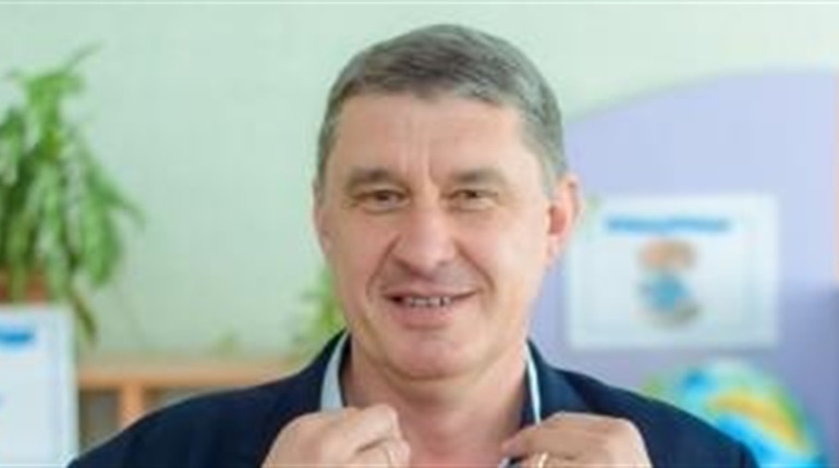 Іде селом вчитель