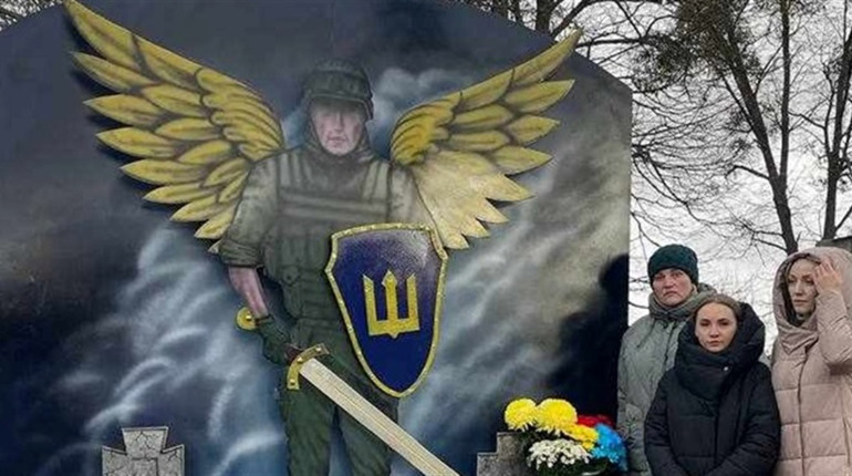 І мертвим, і живим, і ненародженим: у Богданівці мама з донькою встановили стелу військовим