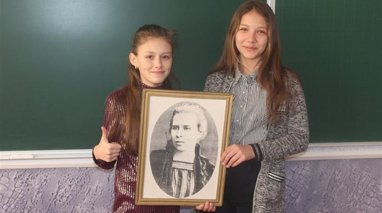 #LesyaUkrainkaForever: флешмоб у десятій школі