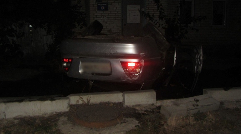 По вул. Воронізькій автівка врізалась в електроопору і перекинулась