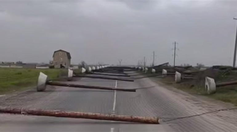 Через обстріли та буревій в Херсоні немає світла та повалені опори антидронових сіток