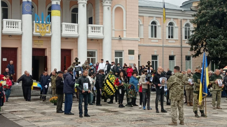 Первомайськ провів в останню путь трьох захисників України