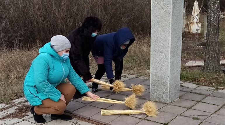 Свічки пам'яті та колоски замість квітів: Лозівщина сумує за невинно вбитими жертвами голодоморів