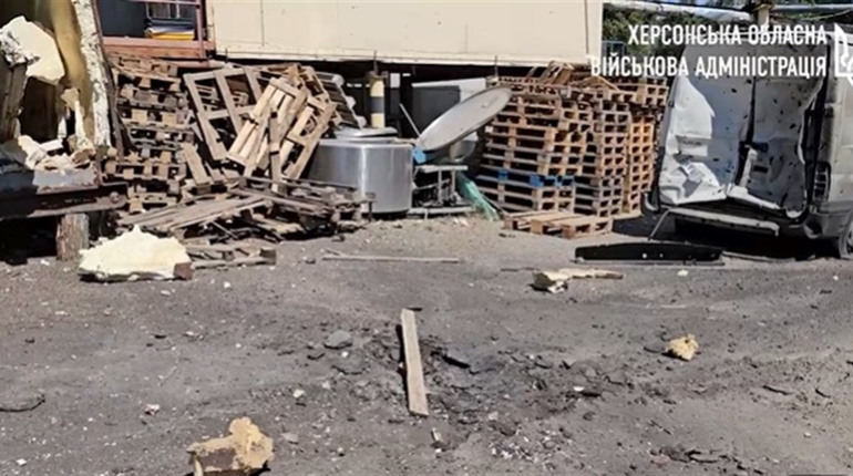 Окупанти поцілили по підприємству в Херсоні, загинув чоловік