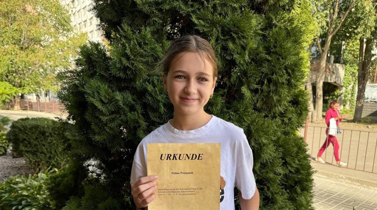 Маленька переселенка з Волновахи показала європейській спільноті, як живуть діти під час війни