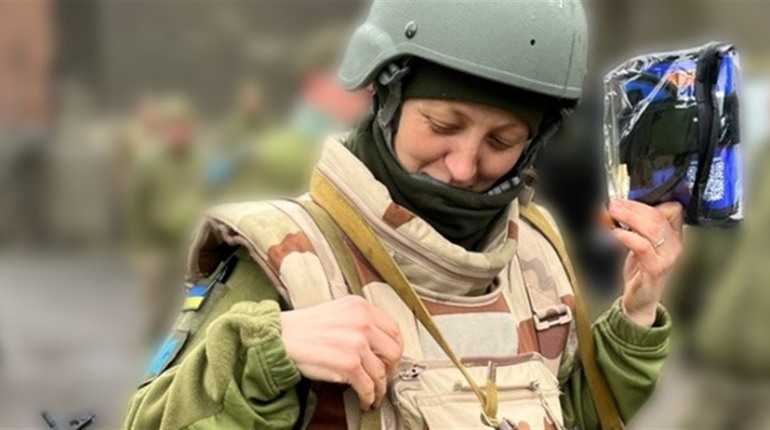 Пораненому військовому, не варто бачити страху в очах тієї, що під обстрілом бореться за його життя