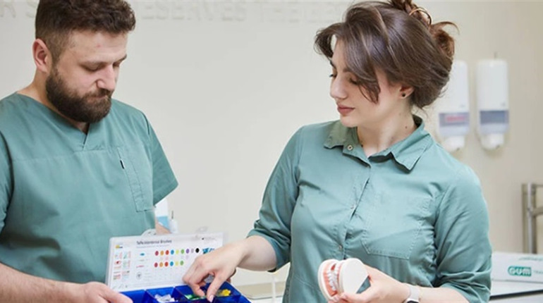 Бруксизм та його наслідки: як захисні капи при бруксизмі зберігають здоров'я зубів та суглобів