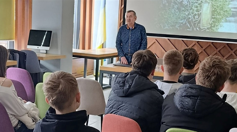 "Я писав її як лебедину пісню": поет з Нової Каховки презентував свою поему "Буча"