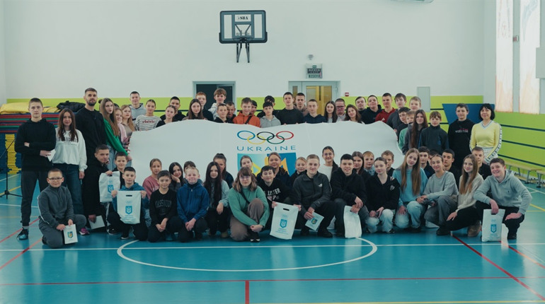 У спорткомплексі «Авангард» у Жмеринській громаді підняли прапор на підтримку Зимової Олімпіади