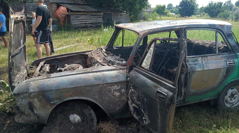 У Вараському районі під час пожежі згорів «Москвич» та мотоцикл
