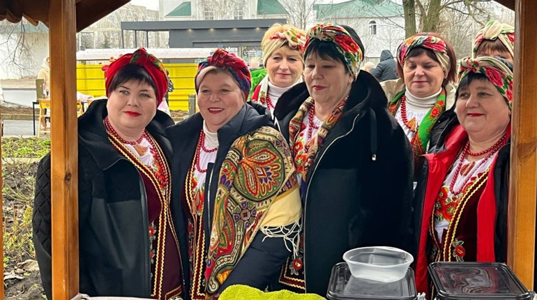 Купували, співали та ЗСУ допомагали: новорічний ярмарок у Південноукраїнську