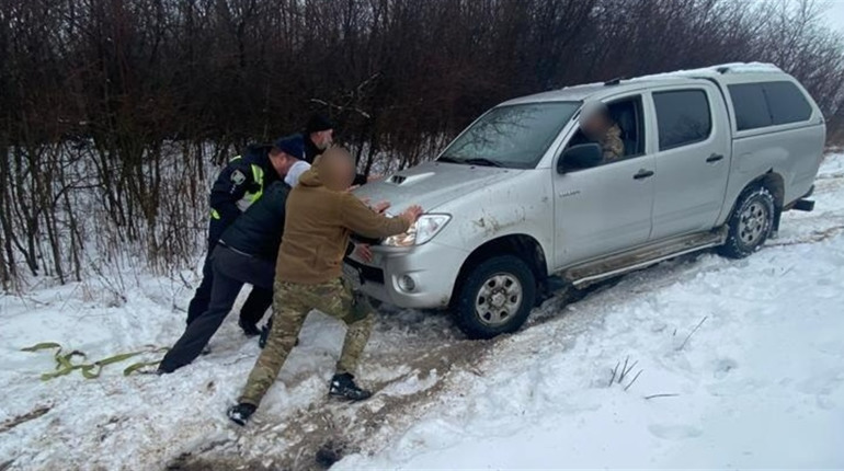 Білопільські поліцейські продовжують допомагати водіям на дорогах