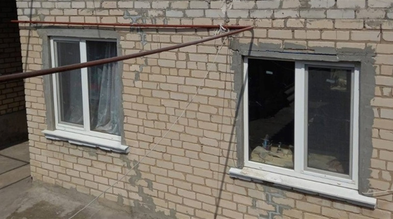 На Херсонщині армія рф завдала ударів по житловим будинкам та ангарному приміщенню