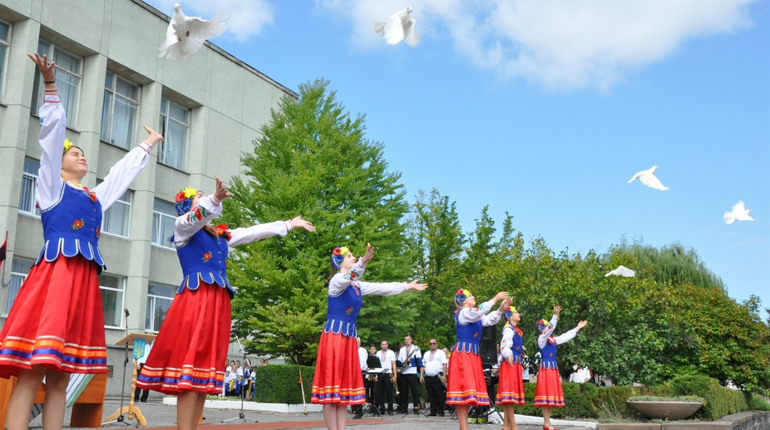 У Кременці пройшла хода з нагоди дня Державного Прапора України: фоторепортаж
