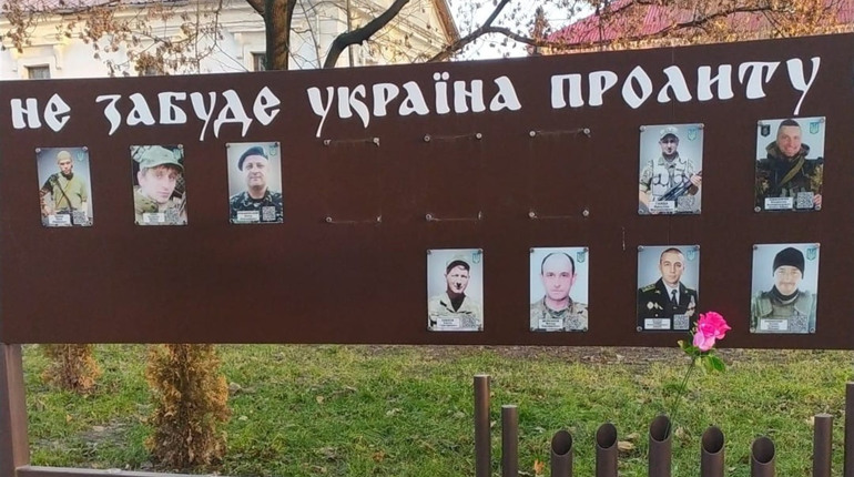 Вандалізм замість колядок: в Умані невідомі осквернили пам’ятник загиблим в АТО захисникам