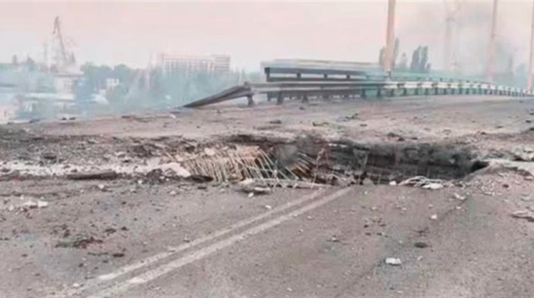Загарбники вдруге за добу вдарили по мосту в Херсоні