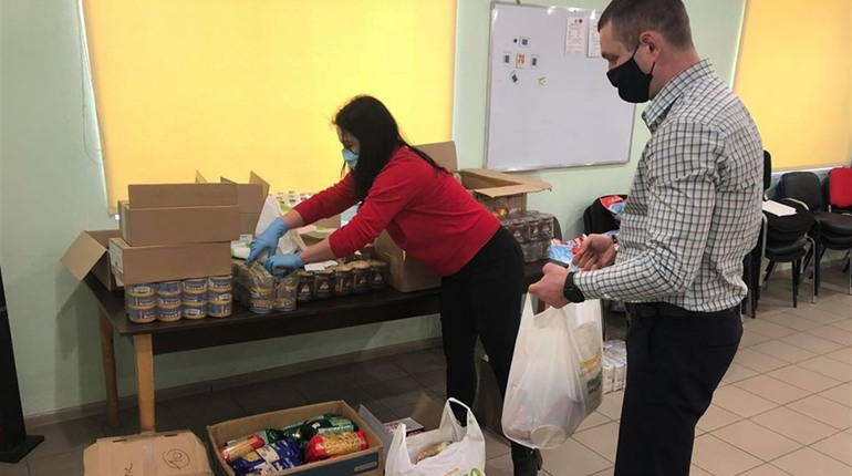 Карантинна допомога: фастівські волонтери розвозять продукти і маски пенсіонерам