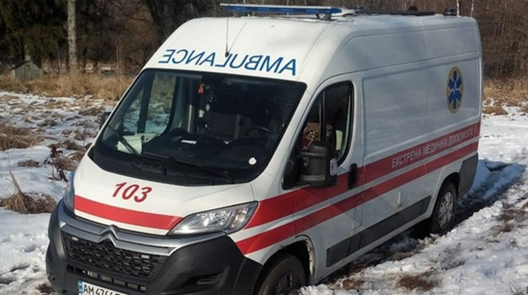 Новоград-Волинський район: рятувальники відбуксирували "швидку" з узбіччя дороги