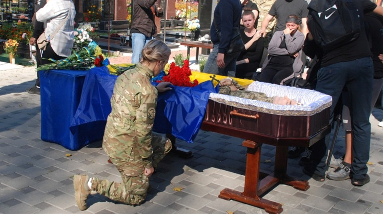 "На щиті" повернувся додому захисник, боєць штурмового полку «Сафарі» бригади «Лють»