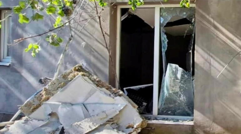 На Херсонщині російські окупанти атакували житлові будинки, освітні заклади, приватні автівки