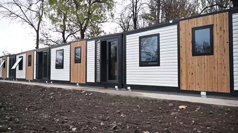 В Одесі біля парку встановили 10 модульних будинків, в які заселятимуть переселенців-комунальників