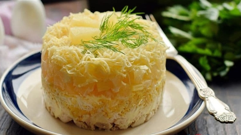Рецепт дня: салат з куркою, грибами й ананасами