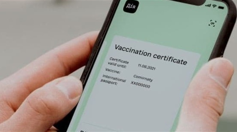 У «жовтих» зонах посилили карантинні обмеження: для кого вакцинація стала обов'язковою