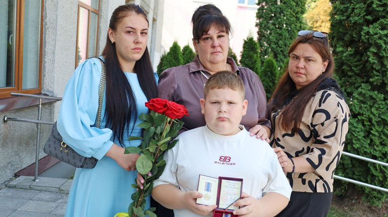 Посмертно нагородили Захисника України Романа Петращука: державну відзнаку вручили його дружині