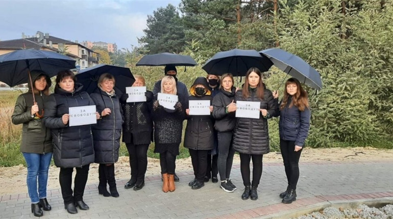 В місті Славута люди в чорному влаштували соціальну акцію