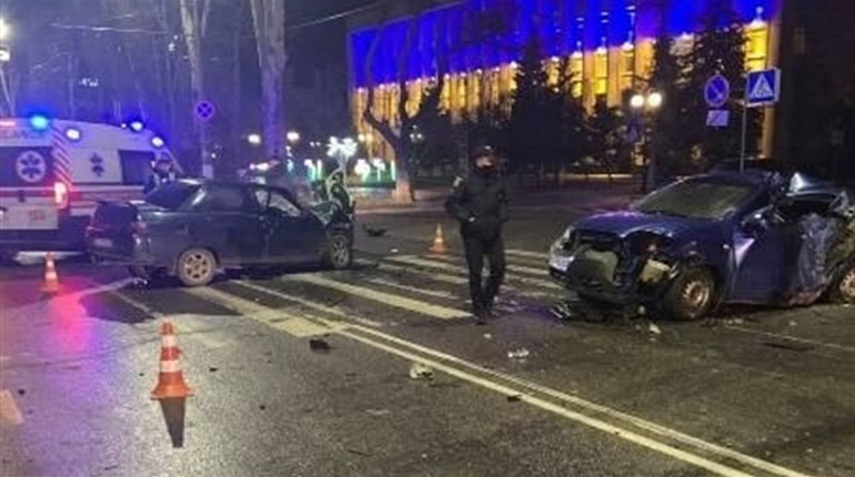 Вночі під херсонською міськрадою сталась смертельна ДТП: поліція з'ясовує обставини