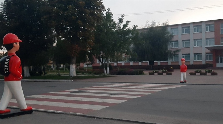 У Калинівській громаді встановили скульптури «хлопчиків - пішоходів»: скільки коштують