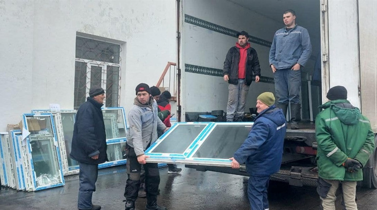 Монтаж вікон у пошкоджених будинках в Гречківці іде швидкими темпами