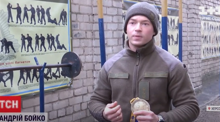У Херсоні працює найсильніший військовий лікар світу. Скільки він «вижимає» та де тренується?