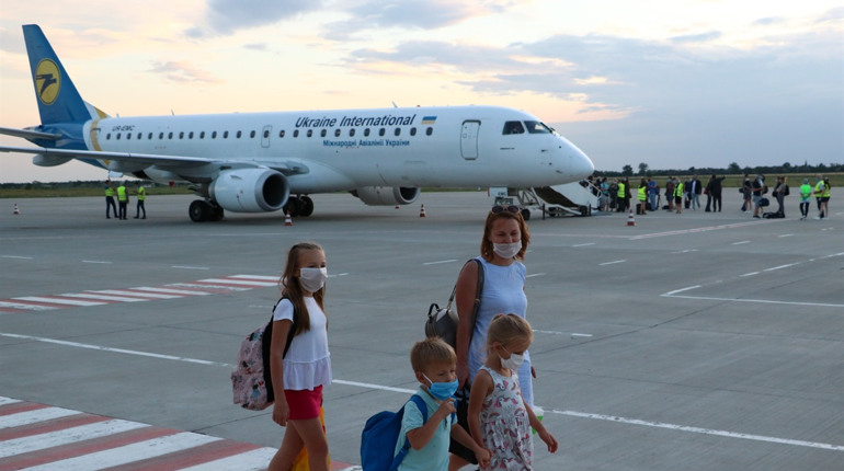 МАУ скасовує рейс Київ — Херсон — Київ. Розповідаємо, чому та коли це станеться
