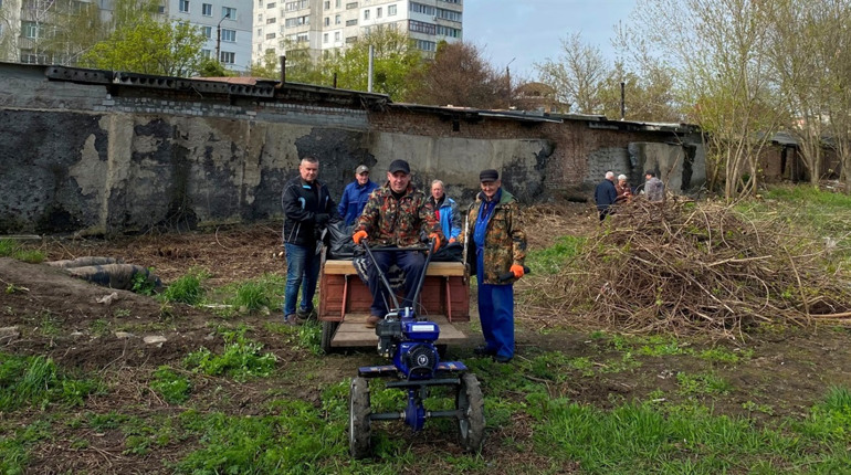 У Смілі провели роботи із благоустрою та санітарного прибирання на стадіонах міста