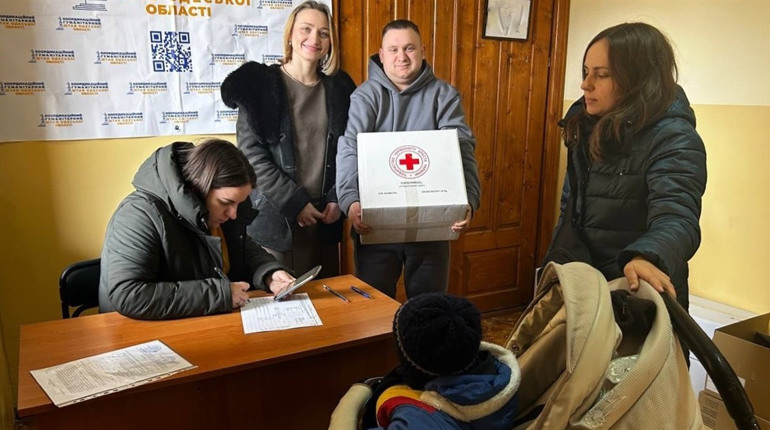 У Біляївській громаді родини переселенців з маленькими дітьми отримали спеціальні сімейні набори