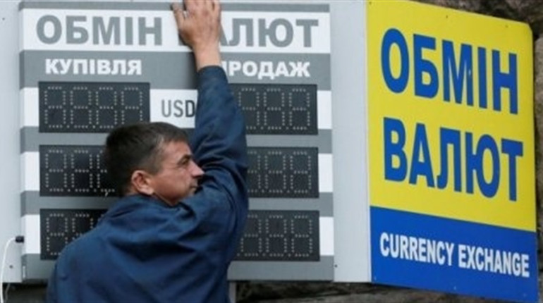 Боротьба зі спекуляцією: обмінники зобов'язали прибрати табло з курсами валют і встановити камери