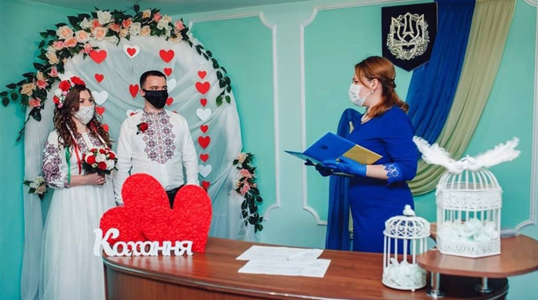 Кохання проти карантину. З початку пандемії у Конотопі зареєстрували 18 шлюбів