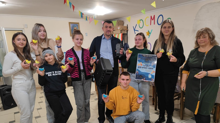 “Закривати збори стає важче”: молодіжна спільнота “Сотерія” збирає на дрон і рації для військових