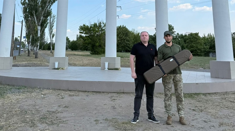 Роман Мрочко подарував свою мисливську рушницю херсонським військовим — збивати російські дрони