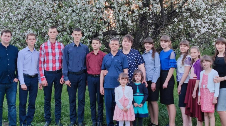Окупація, голод, обстріли, добро, молитва – історія багатодітної родини поліщуків-втікачів від війни